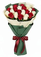 Микс из красных и белых роз в Кугеси Букет Микс из красных и белых роз в Кугеси