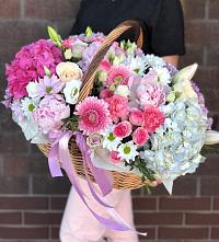 Цветочная композиция из Розы, Хризантемы, Пионы и Лизиантусы в корзине в Кугеси