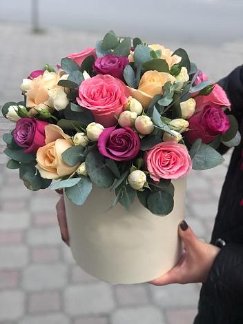 Цветочная композиция из Розы в шляпной коробке в Кугеси