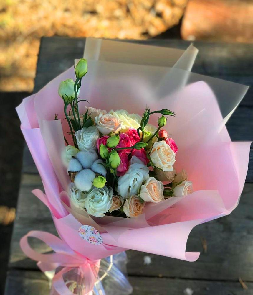 Букет цветочный коктейль в Кугеси Букет цветов из: Розы и Лизиантусы в Кугеси