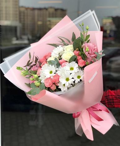 Букет цветов из: Розы, Лизиантусы и Хризантемы в Кугеси