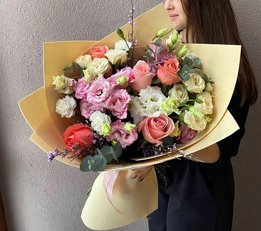 Букет цветов из: Розы, Лизиантусы и Гвоздики в Кугеси